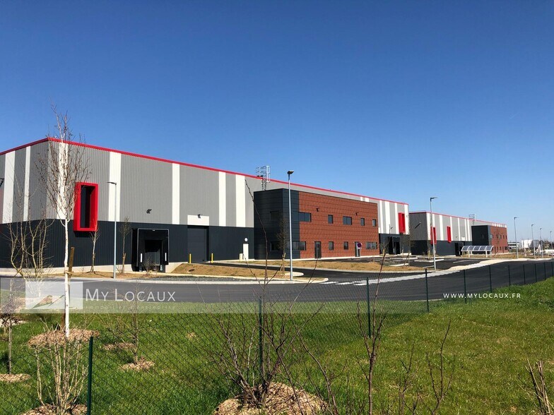 Industrial in Le Thillay for lease - Building Photo - Image 3 of 6