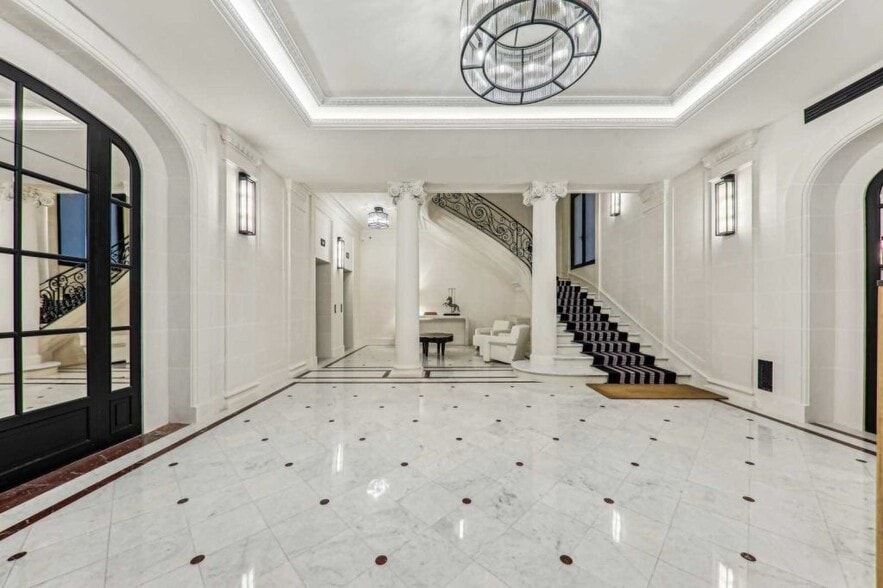 11 Rue Saint-Dominique, Paris for lease - Building Photo - Image 2 of 9