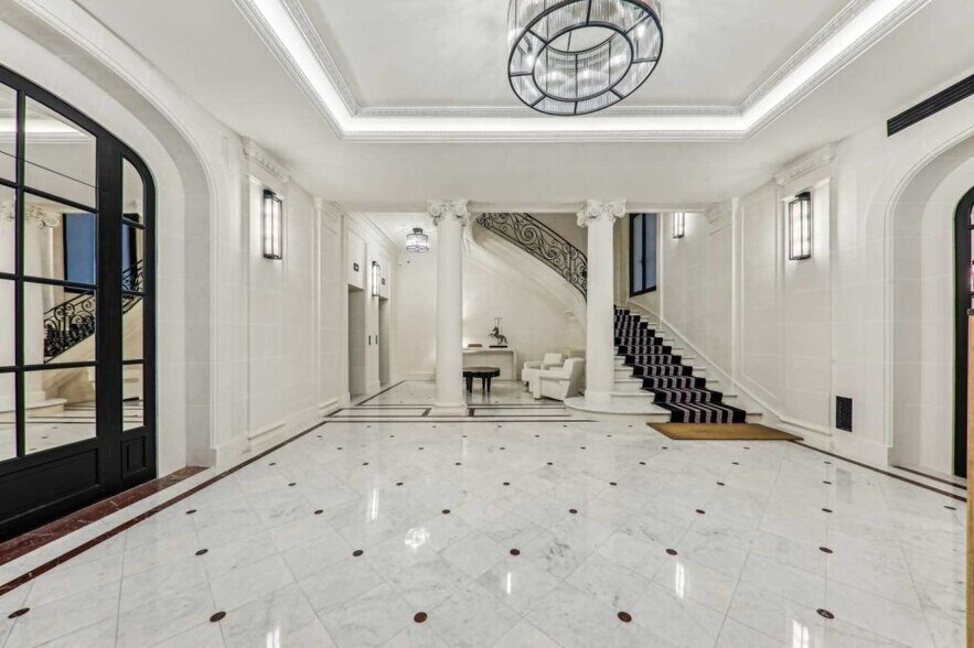 11 Rue Saint-Dominique, Paris à louer - Photo du bâtiment - Image 2 de 9