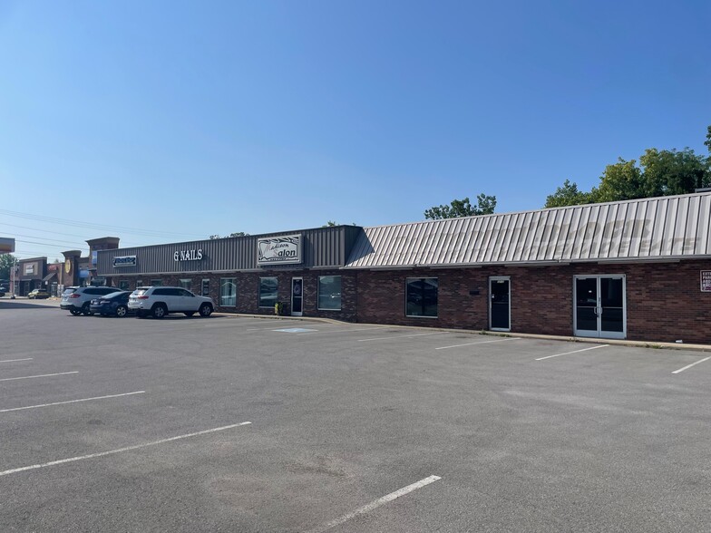 2212-2218 Madison St, Clarksville, TN for lease - Building Photo - Image 2 of 11