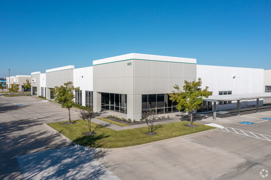 6610 W Sam Houston Pky N, Houston, TX for lease - Primary Photo - Image 1 of 4