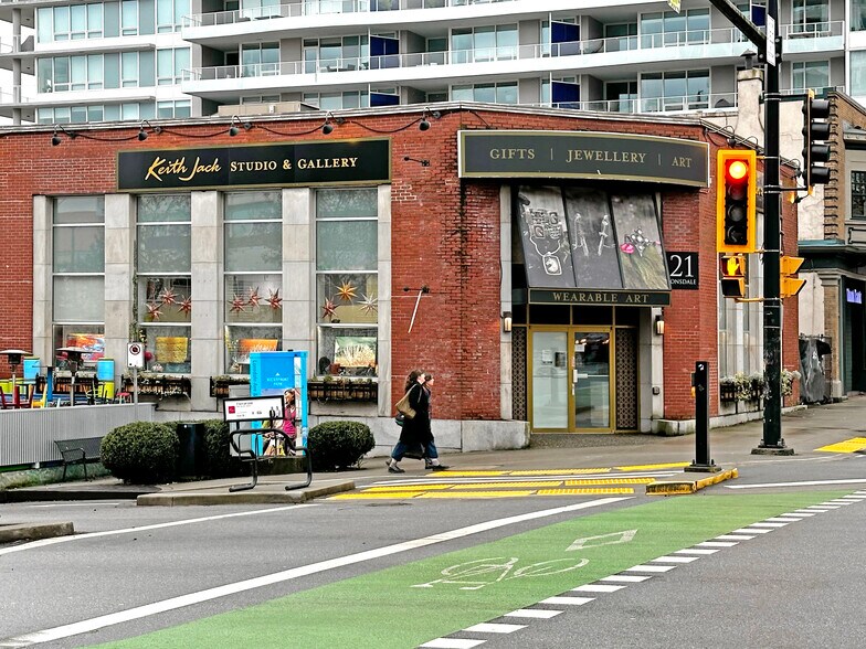 21 Lonsdale Ave, North Vancouver, BC à louer - Photo du bâtiment - Image 2 de 2