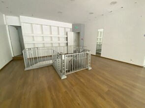 Retail in Paris for lease Interior Photo- Image 2 of 2