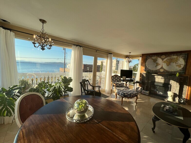 4030 Beach Dr SW, Seattle, WA for sale - Interior Photo - Image 3 of 18