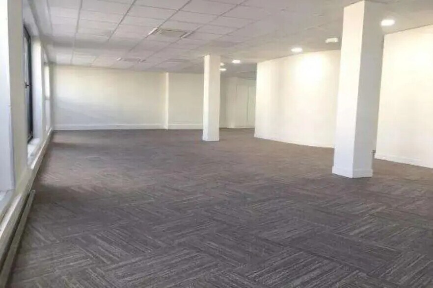 Office in Boulogne-Billancourt for lease - Interior Photo - Image 2 of 5