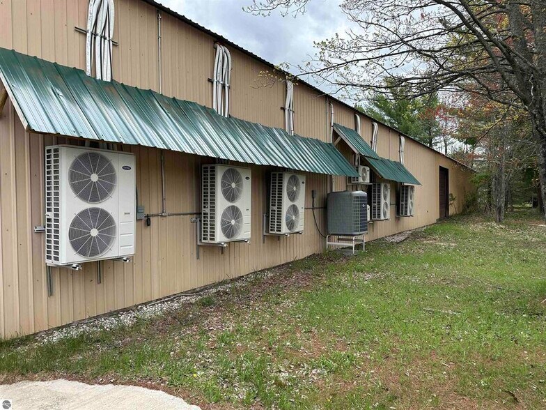 404 S Park Dr, Kalkaska, MI à vendre - Photo du bâtiment - Image 2 de 10