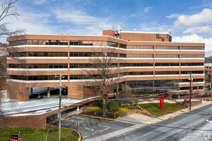 1266 E Main St, Stamford, CT à louer - Photo du bâtiment - Image 1 de 19