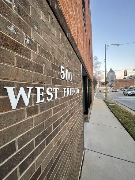 500 W Friendly Ave, Greensboro, NC à louer - Photo du bâtiment - Image 2 de 13