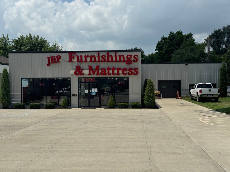 2740 Madison Ave, Indianapolis, IN à louer - Photo du bâtiment - Image 2 de 8