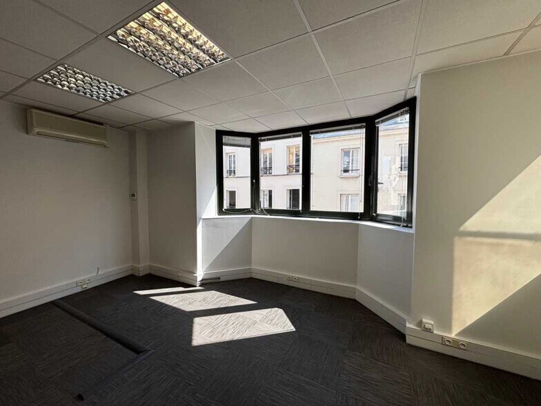 Office in Levallois Perret for lease - Interior Photo - Image 2 of 7