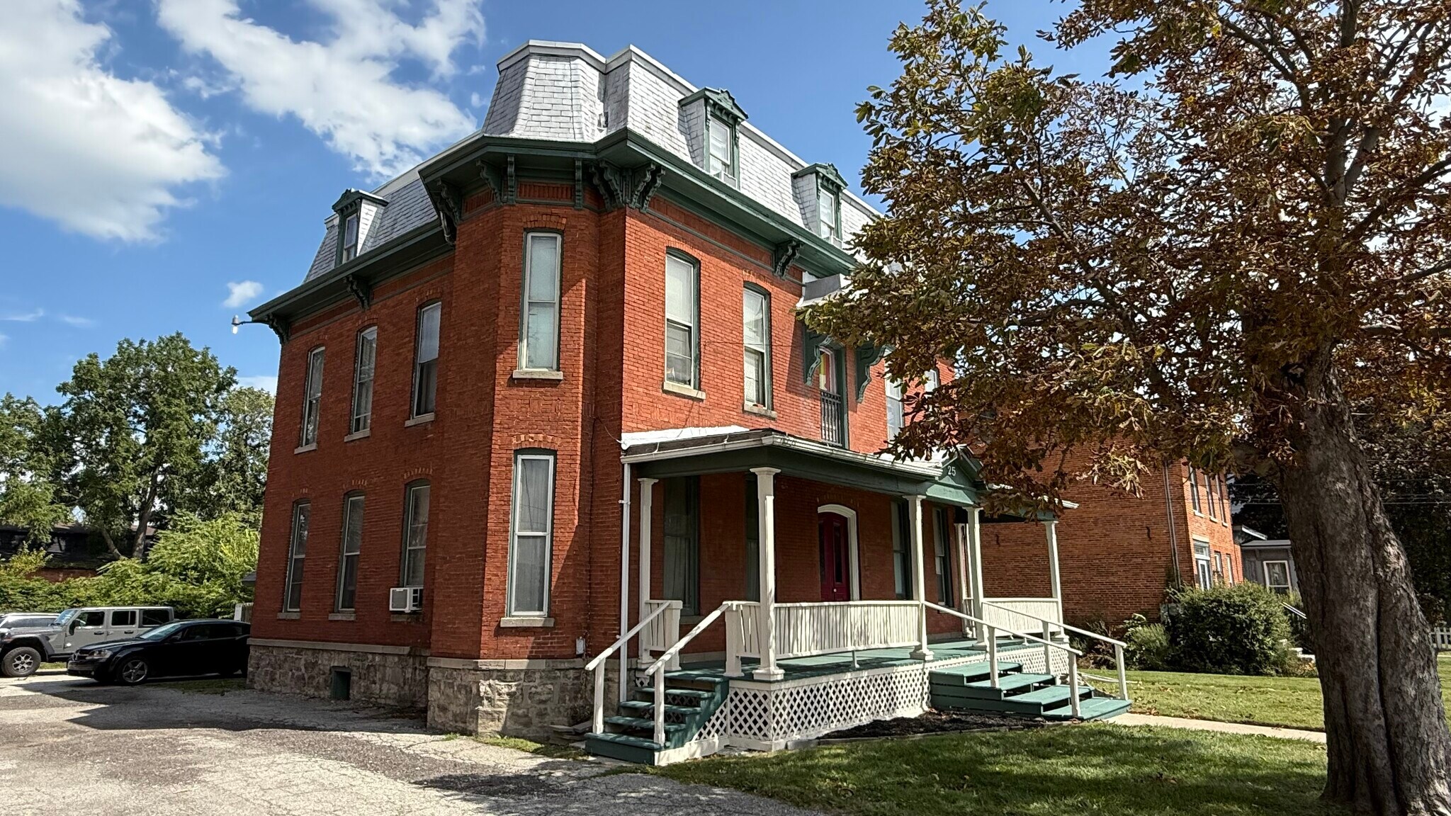 Elm Portfolio portefeuille de 2 propriétés à vendre sur LoopNet.ca Photo principale- Image 1 de 10