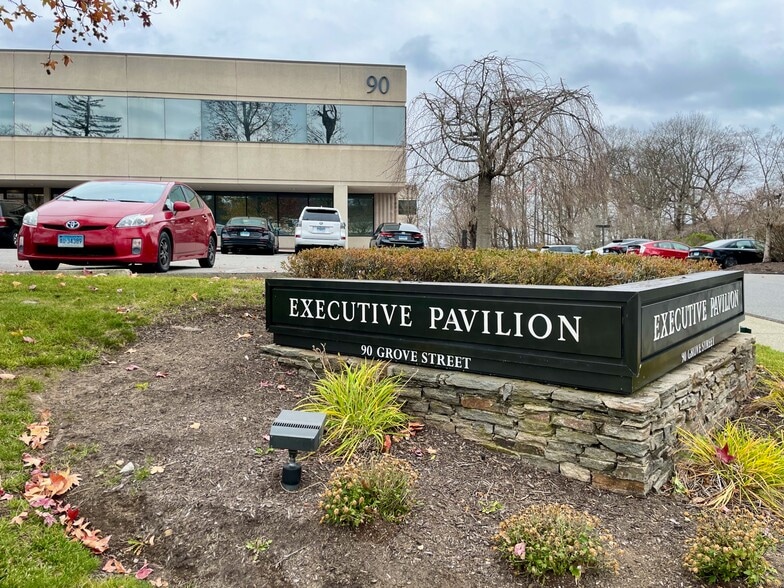 90 Grove St, Ridgefield, CT à vendre - Photo du bâtiment - Image 2 de 15