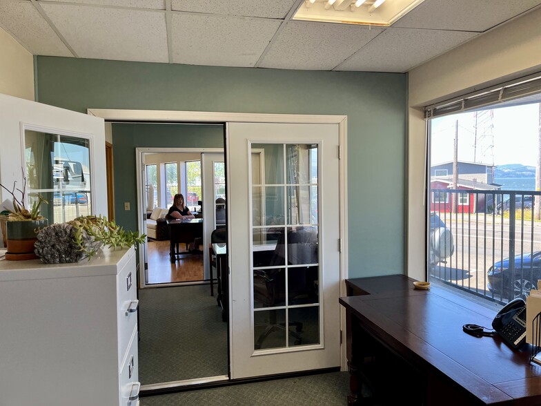 1490 Commercial St, Astoria, OR for lease - Interior Photo - Image 3 of 11