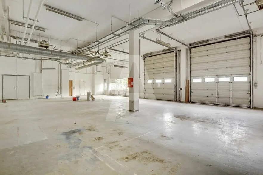 Flex in Antony for lease - Building Photo - Image 3 of 8