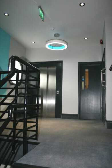 2-4 Oyster Ln, Byfleet à louer - Photo du bâtiment - Image 3 de 5