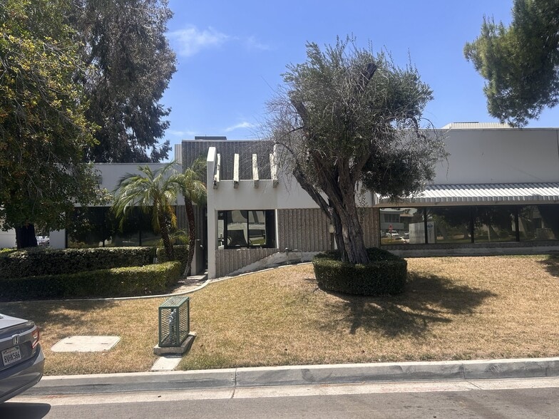 1830 Commercenter East, San Bernardino, CA à louer - Photo du bâtiment - Image 2 de 35