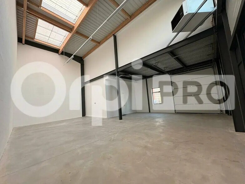 Flex in Lieusaint for lease - Interior Photo - Image 2 of 7
