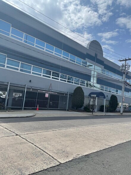 20 W Lincoln Ave, Valley Stream, NY à louer - Photo du bâtiment - Image 3 de 6