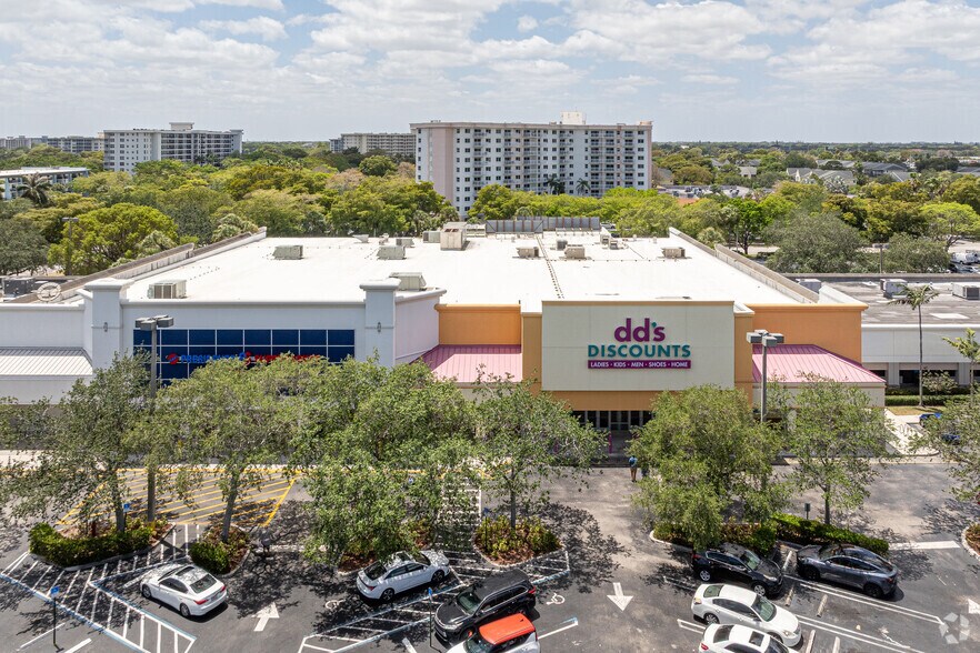 1-299 S Pompano Pky, Pompano Beach, FL à louer - Photo principale - Image 2 de 8