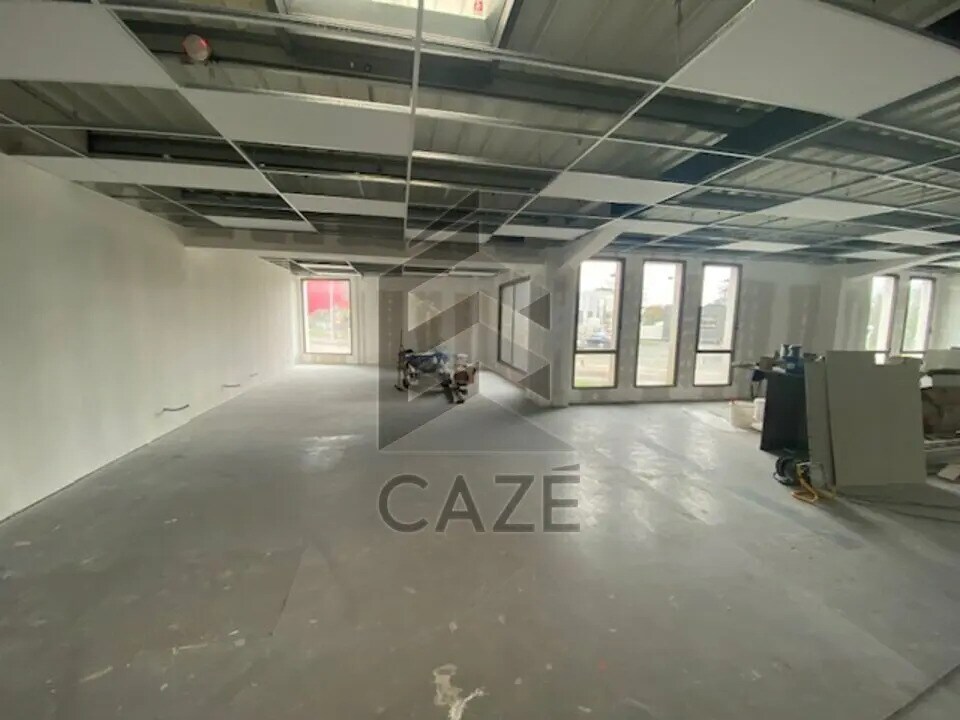 Office in Villenave-d'Ornon for lease Interior Photo- Image 1 of 6