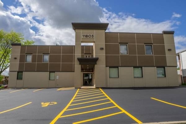 11803 W North Ave, Wauwatosa, WI à vendre Photo du bâtiment- Image 1 de 1