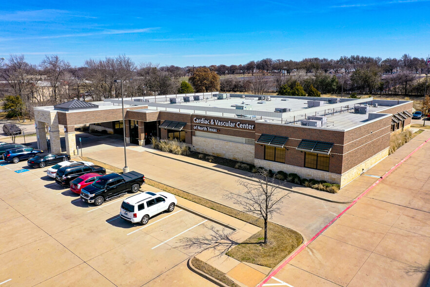 1924 Forest Ridge Dr, Bedford, TX à vendre - Photo principale - Image 1 de 15