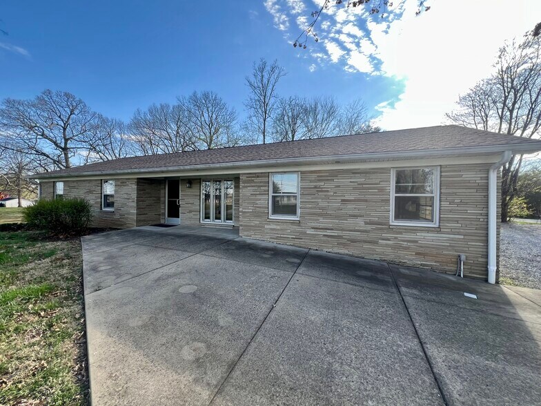 658 N Broadway, Portland, TN à louer - Photo du bâtiment - Image 2 de 15