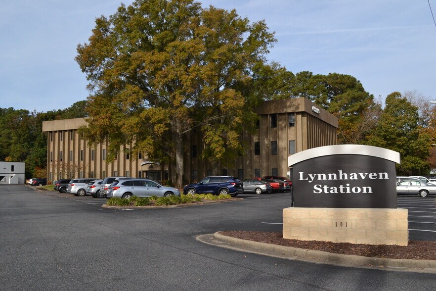 101 N Lynnhaven Rd, Virginia Beach, VA à louer - Photo du bâtiment - Image 1 de 12