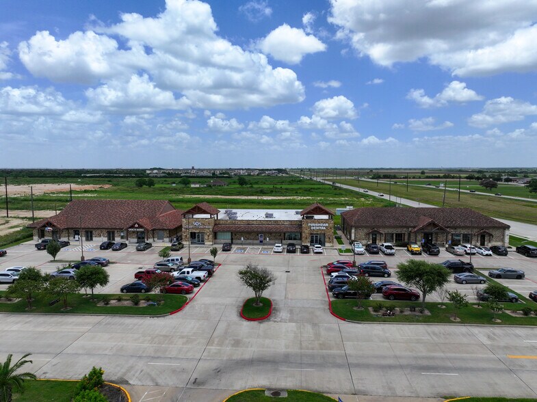 7609 Tiki Dr, Fulshear, TX à louer - Photo du bâtiment - Image 2 de 7