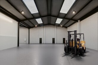 Dawson Rd, Milton Keynes à louer Photo intérieure- Image 1 de 2