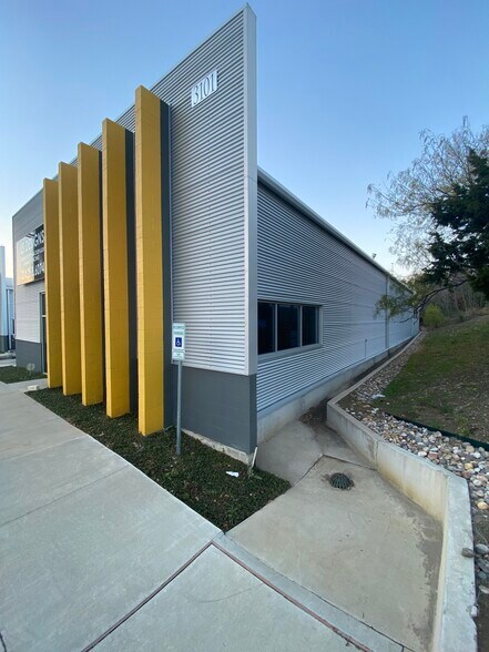3111 IH 30, Dallas, TX à louer - Photo du bâtiment - Image 2 de 56
