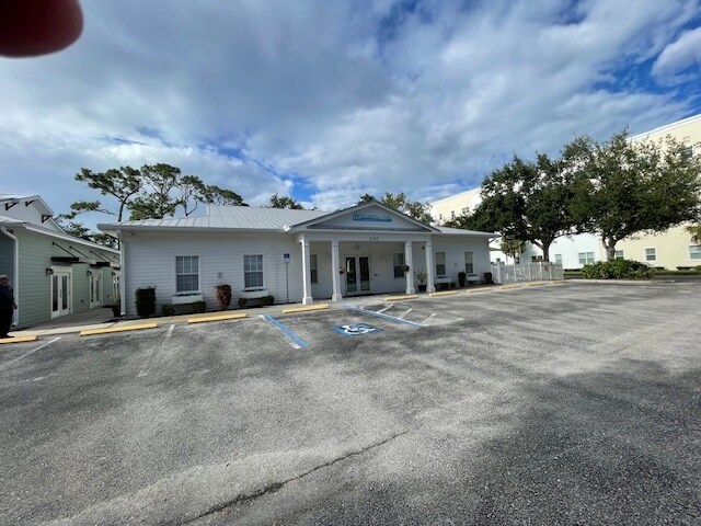 5745 Rosin Way, Sarasota, FL à vendre - Photo du bâtiment - Image 3 de 13