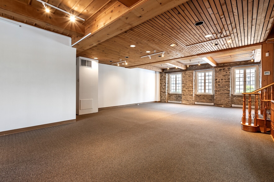 431-433 Pl Jacques-Cartier, Montréal, QC for lease - Interior Photo - Image 2 of 17