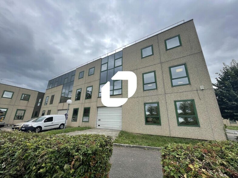 Flex in Viry Chatillon for sale - Building Photo - Image 1 of 11