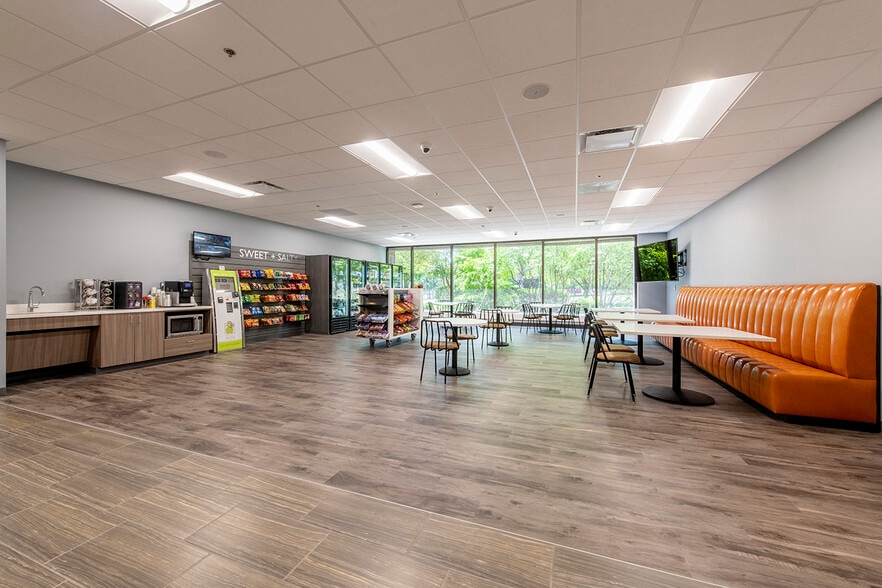 777 E Eisenhower Pky, Ann Arbor, MI for lease - Lobby - Image 2 of 12