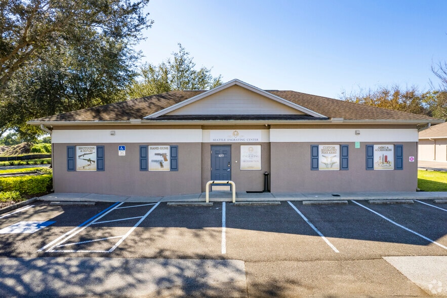 1073 E Brandon Blvd, Brandon, FL à louer - Photo du bâtiment - Image 3 de 7