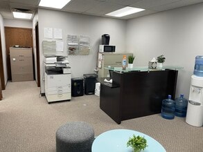 7671 Central Ave NE, Fridley, MN à louer Photo intérieure- Image 1 de 4