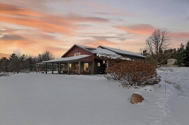 Plus de détails pour 8370 Lakeview Rd, Alanson, MI - Spécialité à vendre