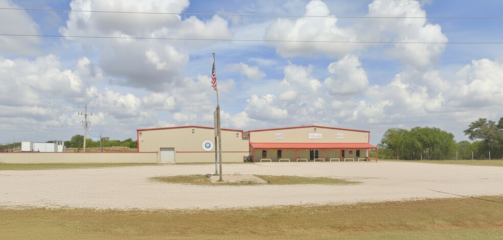 744 FM 609, La Grange, TX à louer - Photo du bâtiment - Image 3 de 48