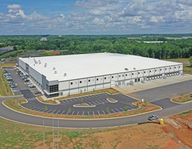 3031 Hendren Rd, Whitsett, NC à louer - Photo principale - Image 2 de 9