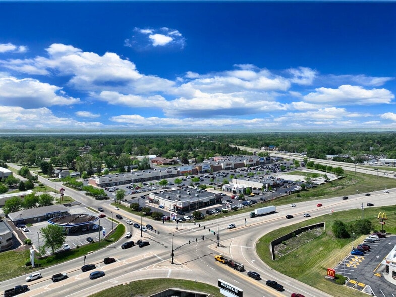 1017 W Lane Rd, Machesney Park, IL à louer - Photo du bâtiment - Image 2 de 5