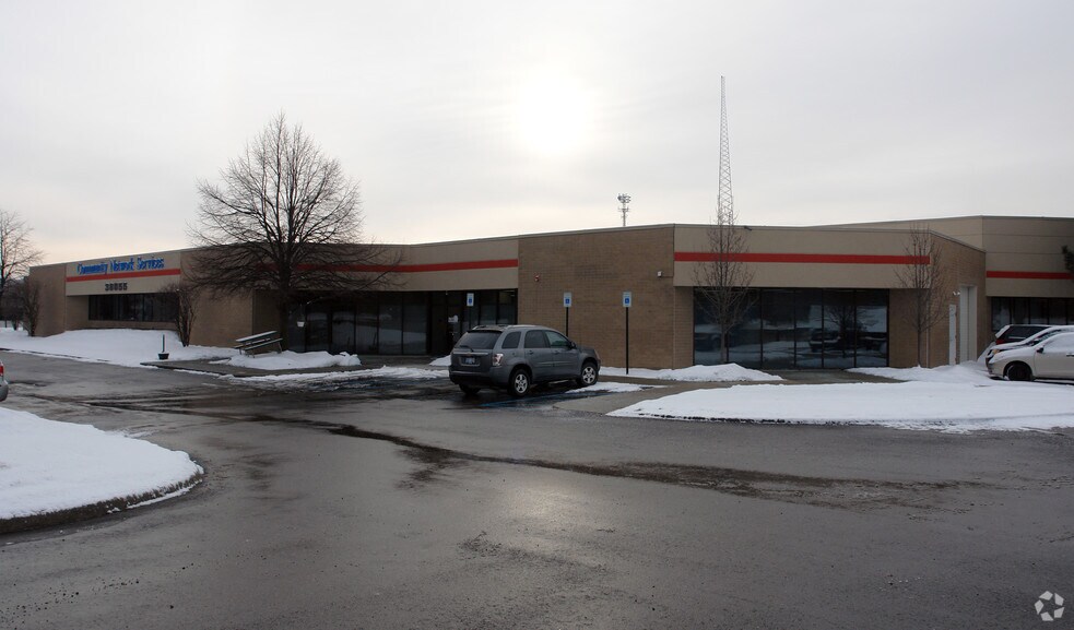38855 Hills Tech Dr, Farmington Hills, MI à louer - Photo du bâtiment - Image 1 de 10