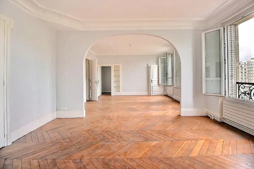57 Avenue Charles De Gaulle, Neuilly-sur-Seine for sale - Building Photo - Image 3 of 6