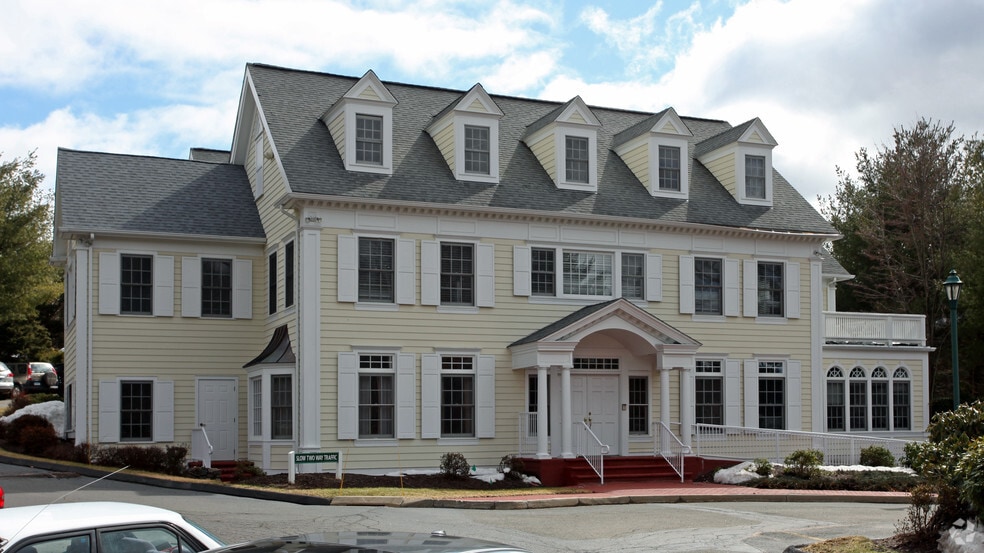 132 Monroe Tpke, Trumbull, CT à louer - Photo du bâtiment - Image 3 de 4