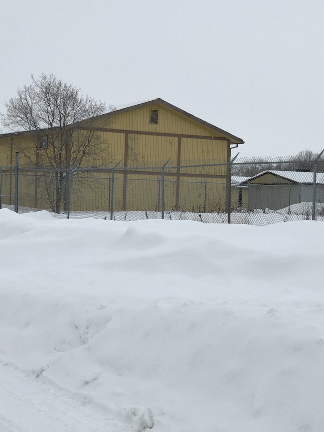 Plus de détails pour 511 Robinson Ave, Selkirk, MB - Local d'activités à louer