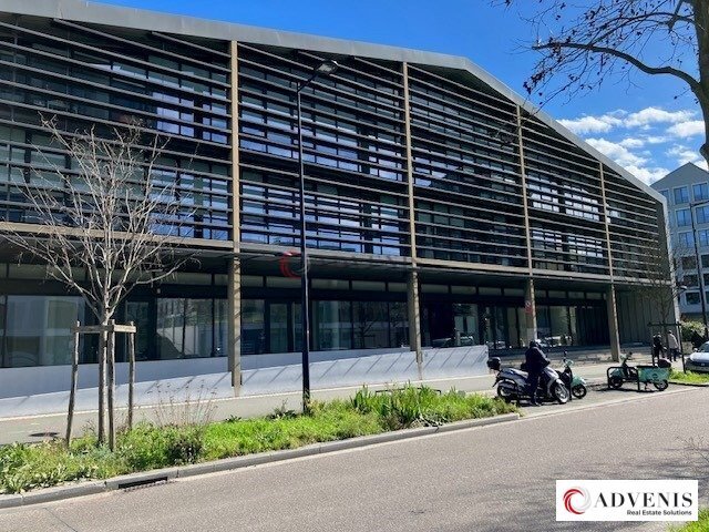 Retail in Bordeaux for lease Building Photo- Image 1 of 10