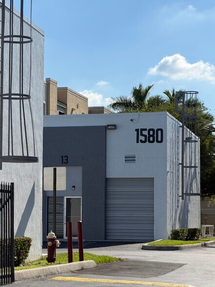 1570 W 38th Pl, Hialeah, FL à louer - Photo du bâtiment - Image 2 de 12
