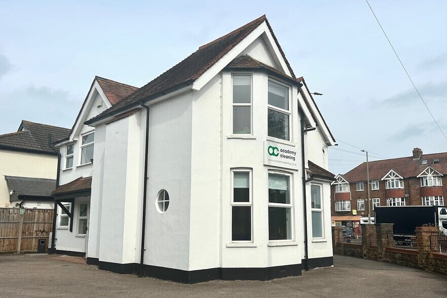 241 Chertsey Rd, Addlestone à louer - Photo du bâtiment - Image 3 de 7