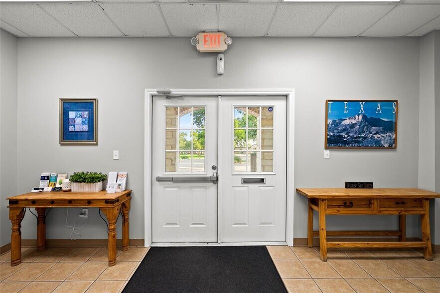 800 W Highway 290, Dripping Springs, TX for lease - Building Photo - Image 2 of 11