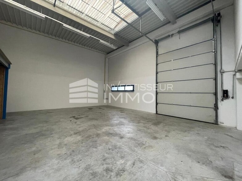 Flex in Lieusaint for lease - Building Photo - Image 2 of 3